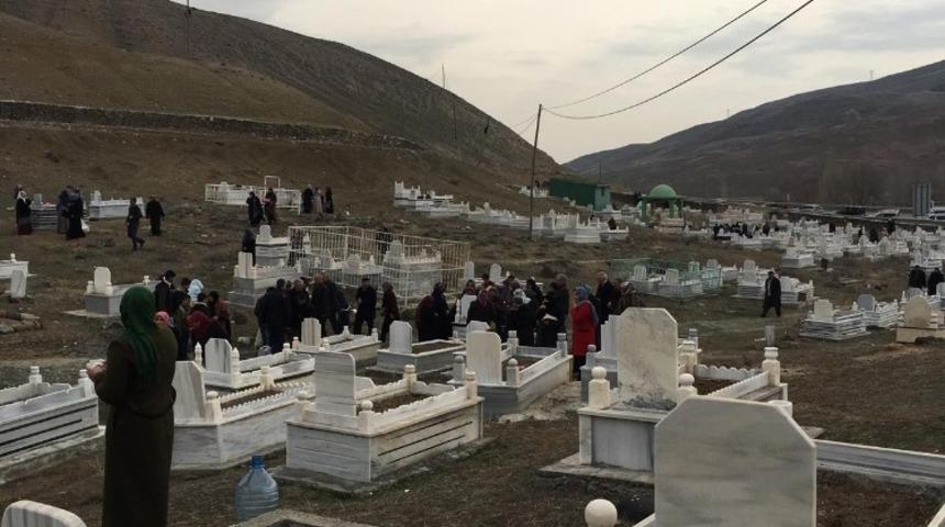 Iğdır&rsquo;da &Ouml;l&uuml;ler Bayramı nedeniyle mezarlık ziyaretleri yapıldı