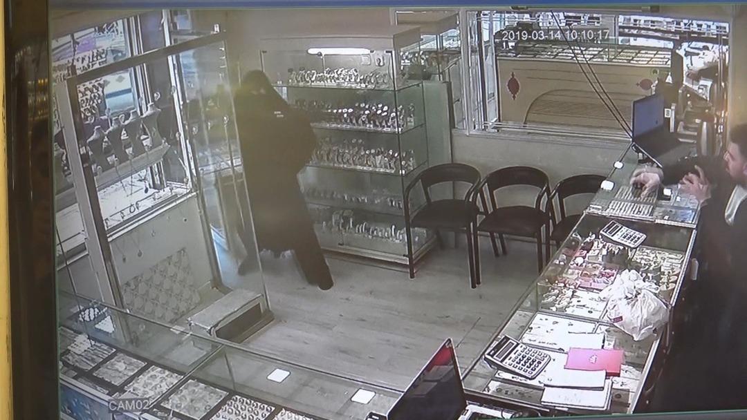 Kara &ccedil;arşaf giyip geldi! G&uuml;venlik kameraları her şeyi kaydetti!