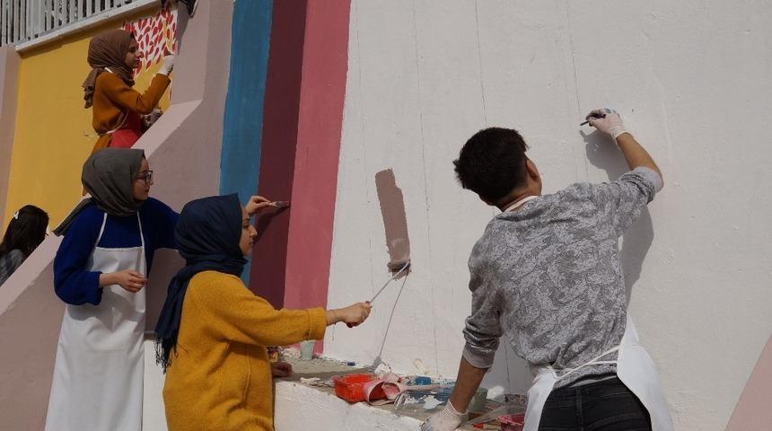 &Ouml;ğrenciler okullarını g&uuml;zelleştiriyor