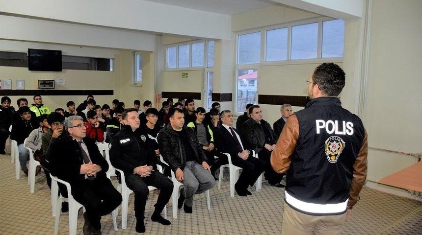 Palu&rsquo;da "Gen&ccedil;lik ve G&uuml;venli Gelecek" Semineri