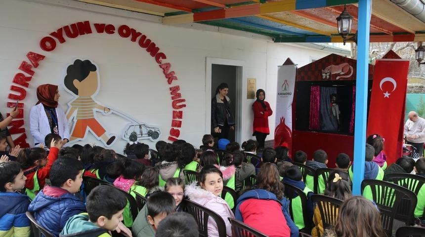 Karak&ouml;pr&uuml;&rsquo;de &ccedil;ocuklar kukla g&ouml;sterisiyle eğlendi