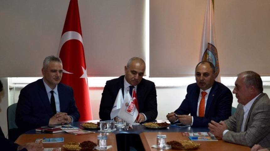 &Ccedil;ekirdeksiz kuru &uuml;z&uuml;m i&ccedil;in g&uuml;&ccedil; birliği