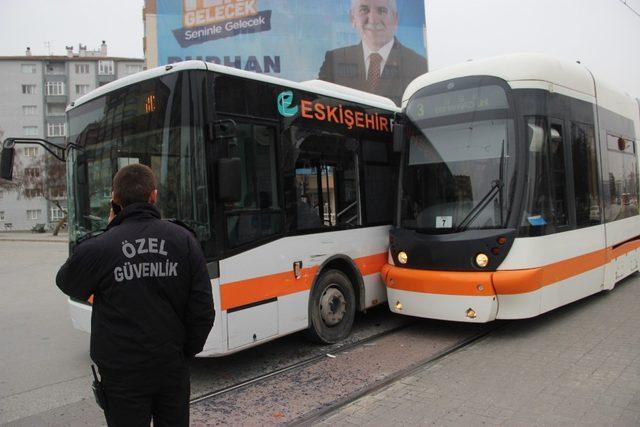 Tramvay ile halk otobüsü çarpıştı