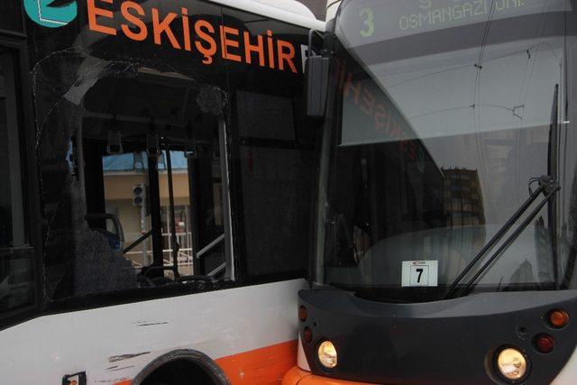 Tramvay ile halk otobüsü çarpıştı