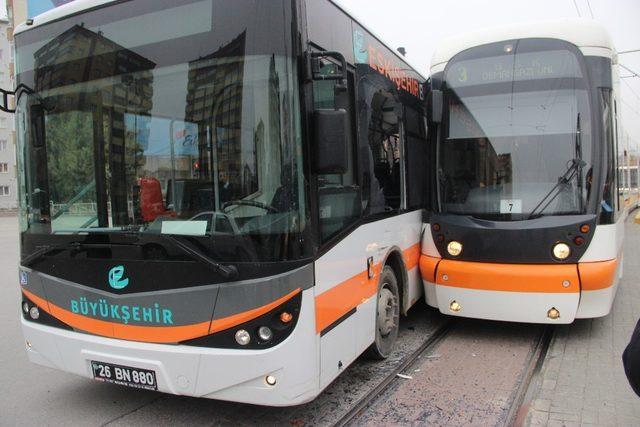 Tramvay ile halk otobüsü çarpıştı