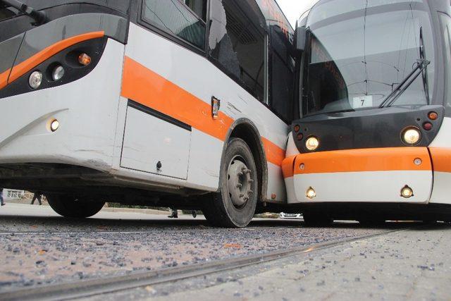 Tramvay ile halk otobüsü çarpıştı