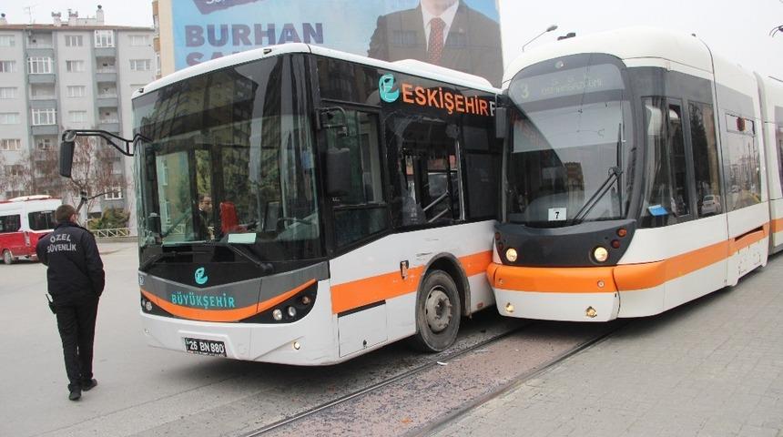Tramvay ile halk otobüsü çarpıştı