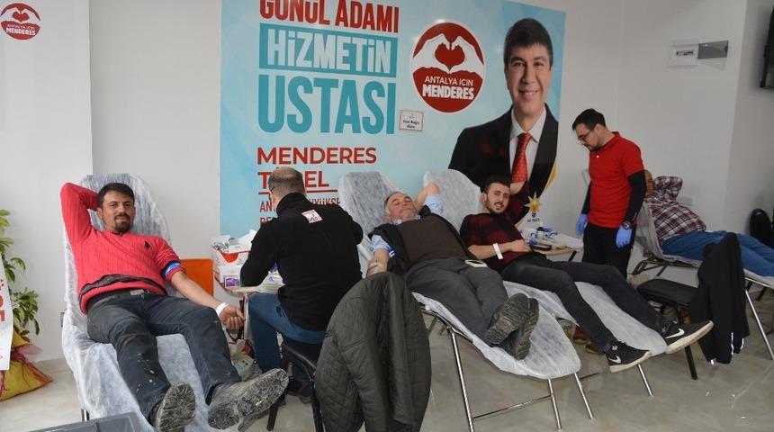 Seçim ofisinde kan bağışı kampanyası