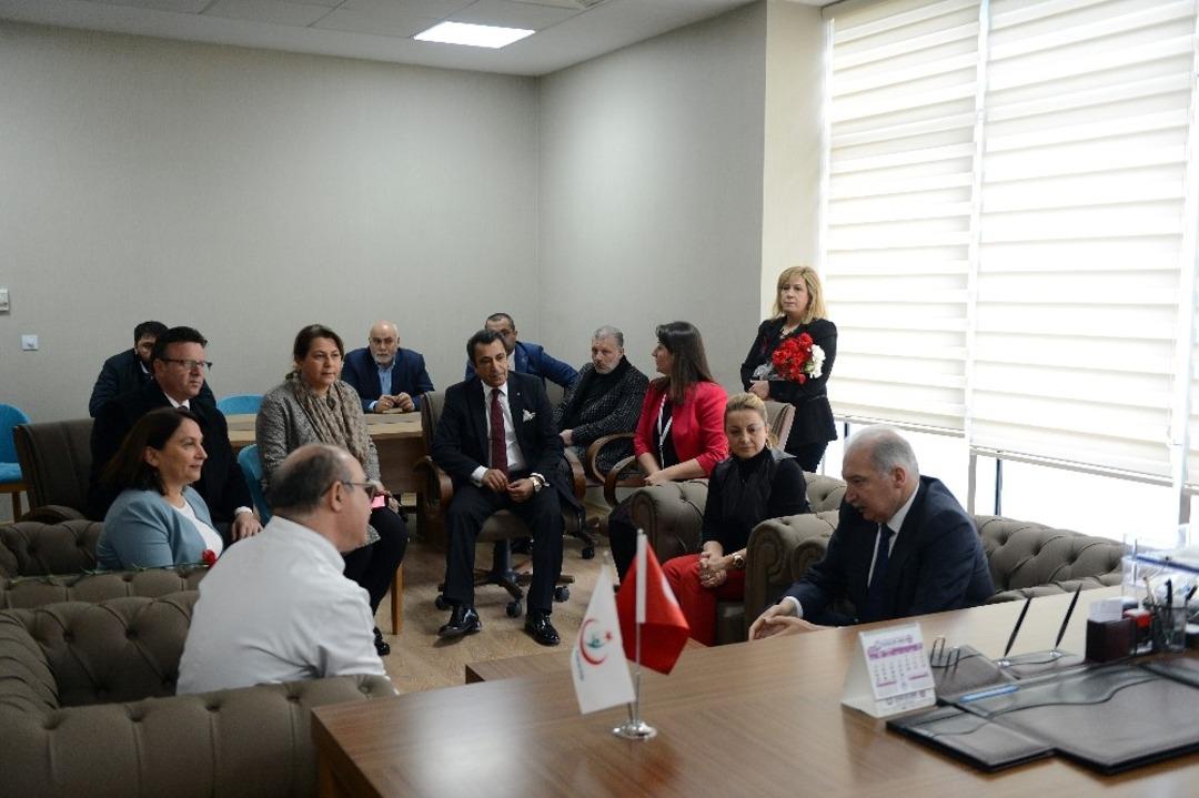 Mevl&uuml;t Uysal sağlık &ccedil;alışanlarının Tıp Bayramı&rsquo;nı kutladı