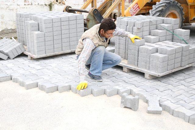 Burhaniye’de yollar çiçek açıyor