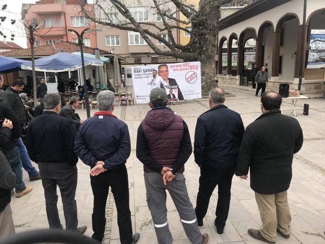 Bağımsız aday doktor kıyafeti ile miting yaptı, tansiyon ölçtü