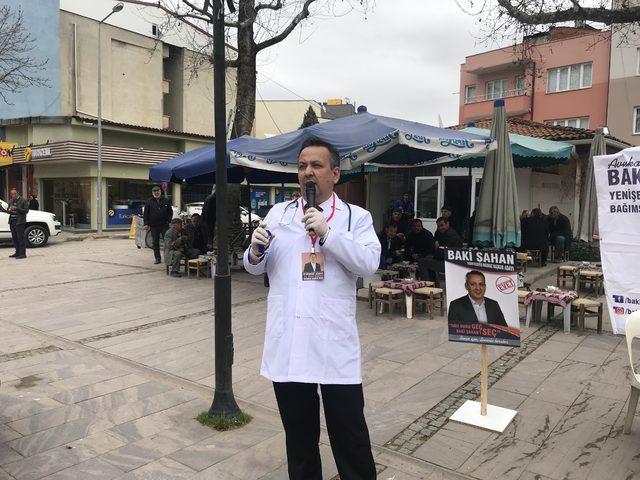 Bağımsız aday doktor kıyafeti ile miting yaptı, tansiyon ölçtü