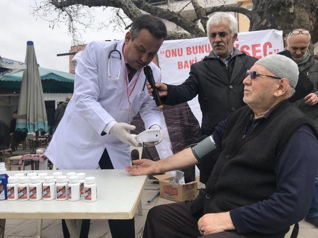 Bağımsız aday doktor kıyafeti ile miting yaptı, tansiyon ölçtü