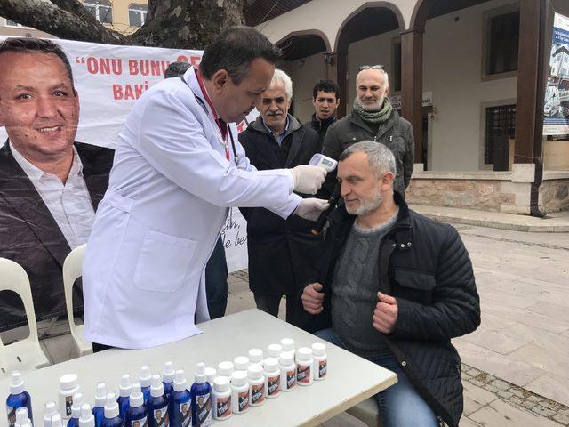 Bağımsız aday doktor kıyafeti ile miting yaptı, tansiyon ölçtü