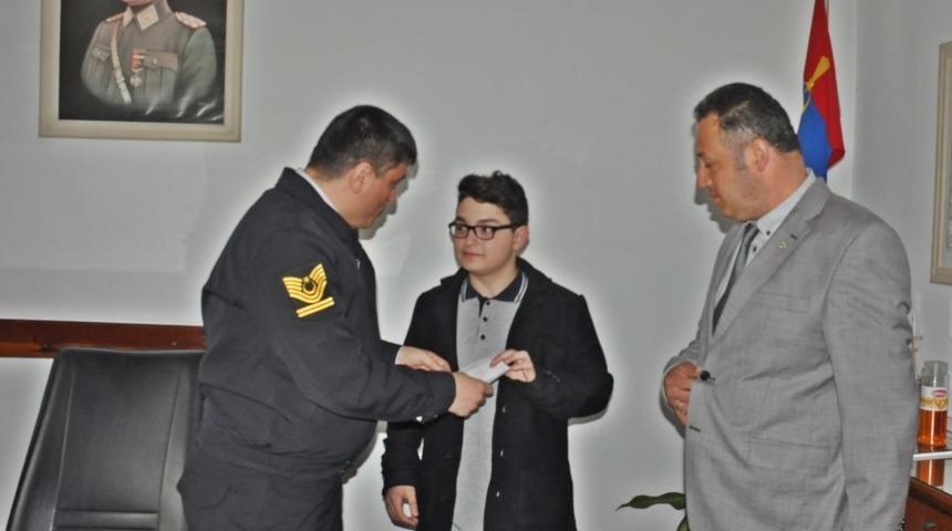 Aldığı &ouml;d&uuml;l&uuml; Mehmet&ccedil;ik Vakfına bağışladı