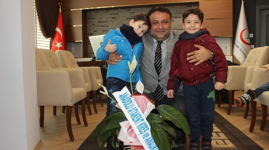 Miniklerden sağlık&ccedil;ı b&uuml;y&uuml;klerine jest