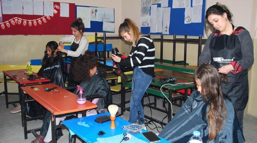 Salihli&rsquo;de &ouml;ğrencilere &uuml;cretsiz tıraş