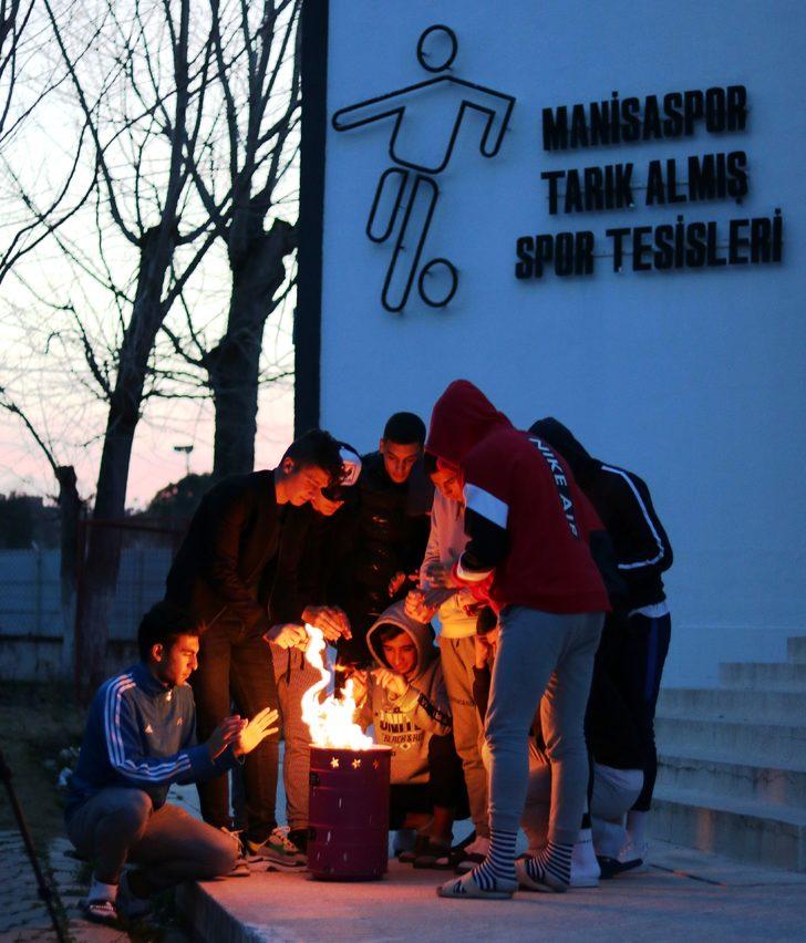 Manisasporlu futbolcular maçlara mum ışığında hazırlanıyorlar G1