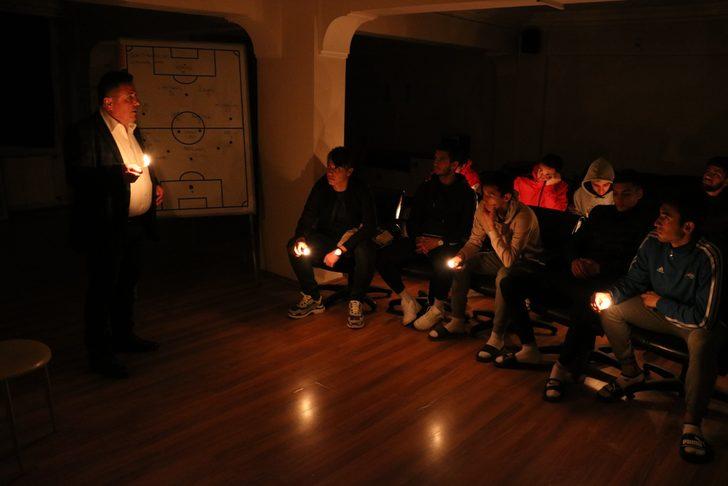 Manisasporlu futbolcular maçlara mum ışığında hazırlanıyorlar G2