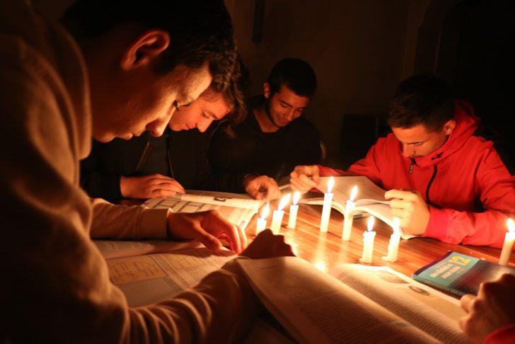 Manisasporlu futbolcular maçlara mum ışığında hazırlanıyorlar G3