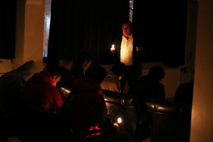 Manisasporlu futbolcular maçlara mum ışığında hazırlanıyorlar G4