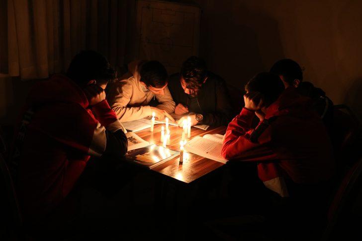 Manisasporlu futbolcular maçlara mum ışığında hazırlanıyorlar G5