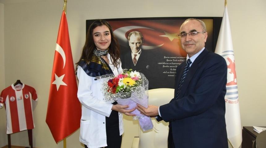 Tıp öğrencisi dekanlık koltuğunda