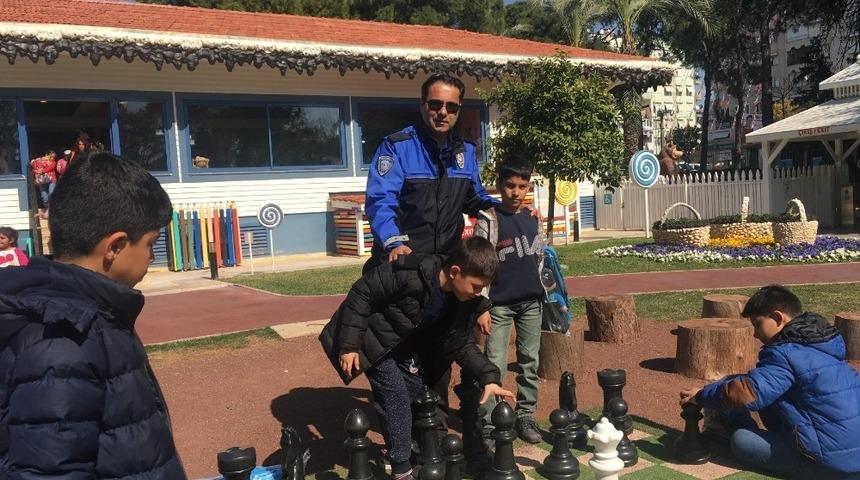 Antalya polisi &ccedil;ocukları hem eğlendirdi hem bilgilendirdi