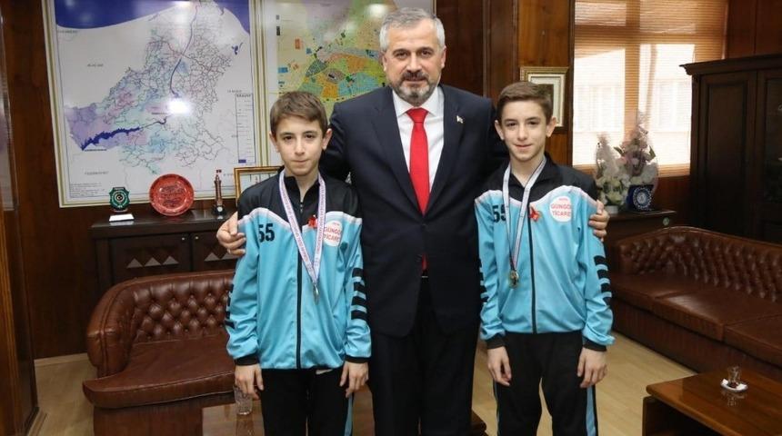 Başkan Kılı&ccedil;, &ouml;zel sporcuları &ouml;d&uuml;llendirdi