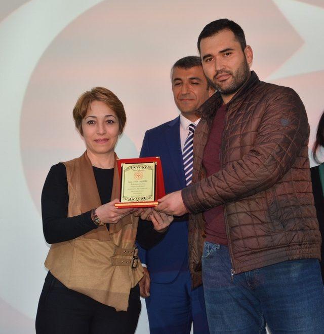 30 yılını dolduran sağlık çalışanlarına plaket