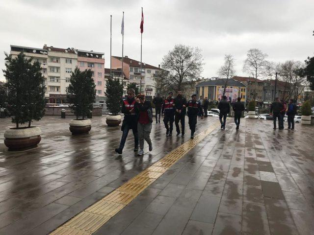 Bursa'da uyuşturucu operasyonu: 5 şüpheliden 2'si tutuklandı