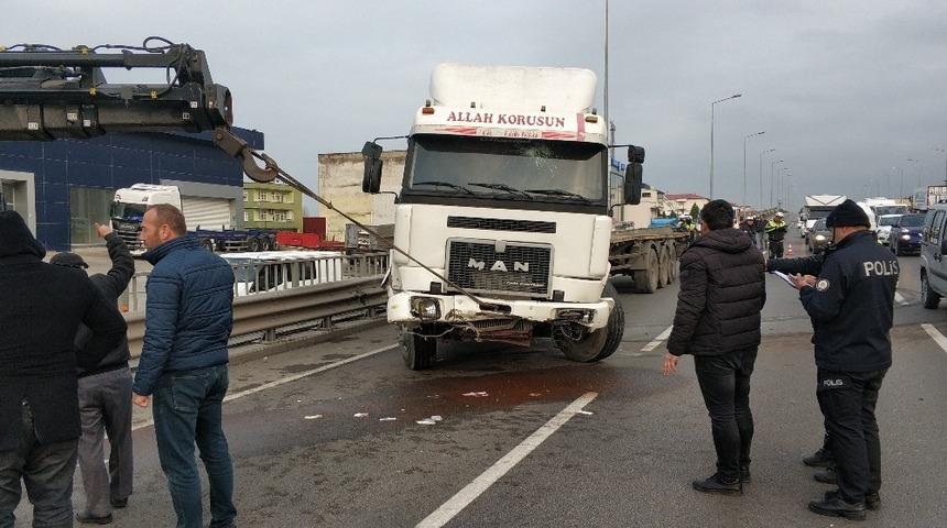 Çekici bariyere çarptı: 1 yaralı