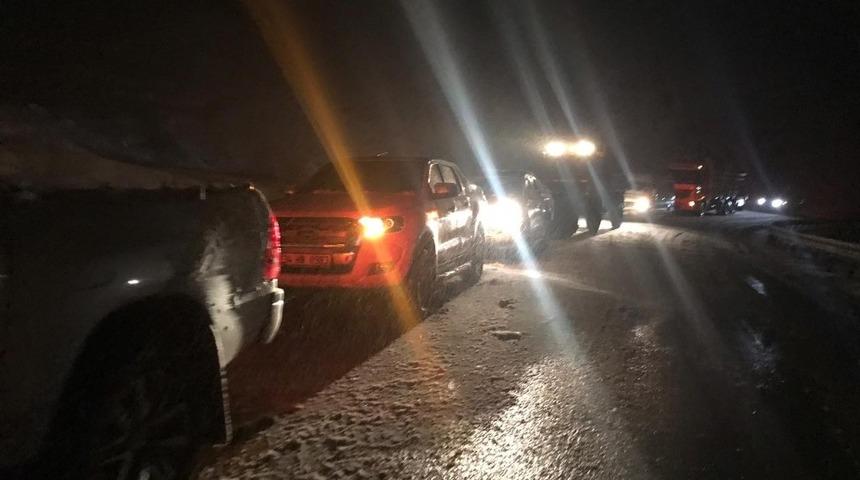 Y&uuml;ksekova&rsquo;da kar yağışı s&uuml;r&uuml;c&uuml;lere zor anlar yaşattı