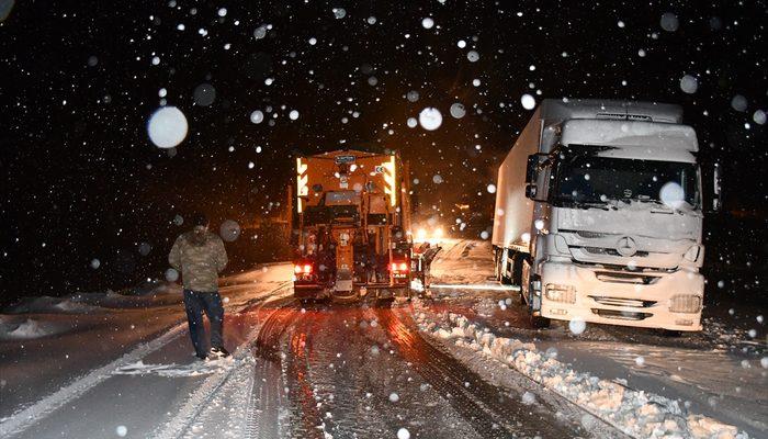 Geçit kapandı!Çok sayıda araç mahsur kaldı
