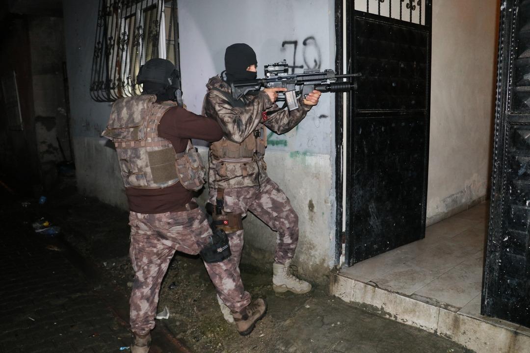 Sokak &ccedil;etesine 250 polisle şafak operasyonu!