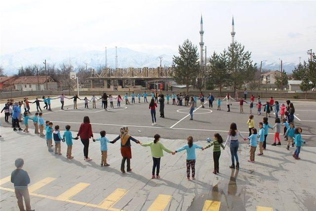 KYK’lı öğrencilerden minik kardeşlerine hediye