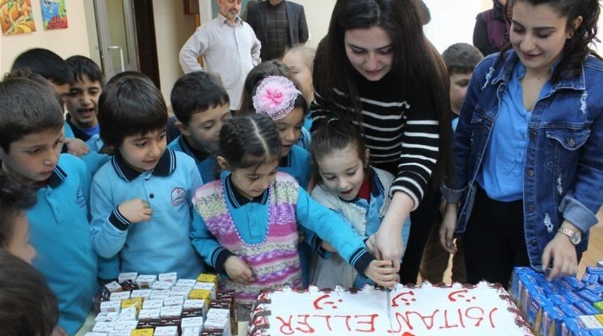 KYK&rsquo;lı &ouml;ğrencilerden minik kardeşlerine hediye