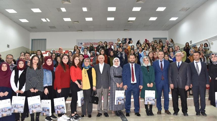 Vali Meral, &uuml;niversite &ouml;ğrencileri ile bir araya geldi