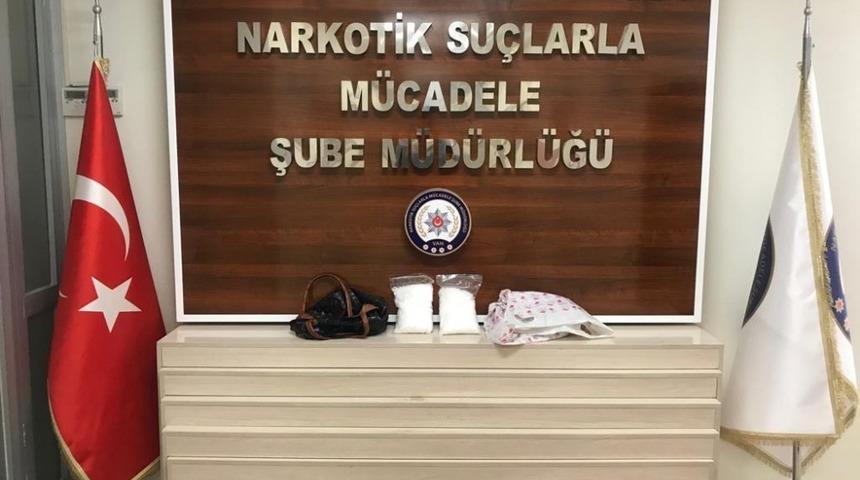 El &ccedil;antasından uyuşturucu &ccedil;ıktı