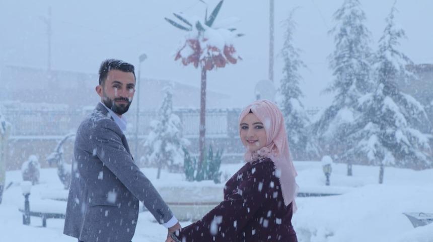 Kar yağışı altında fotoğraf &ccedil;ekimi