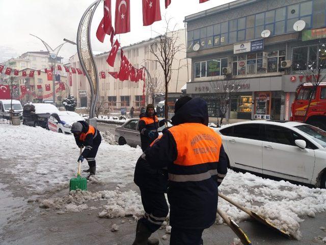 Kent merkezinde karla mücadele çalışması