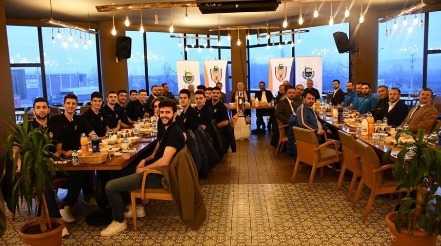 Başkan Taban parkenin şampiyonlarını kutladı