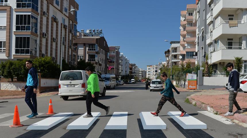 Antalya'da okul önüne 3 boyutlu yaya geçidi! 
