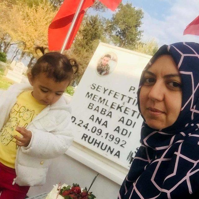 Şehit kızı doğum gününü babasının mezar başında kutladı