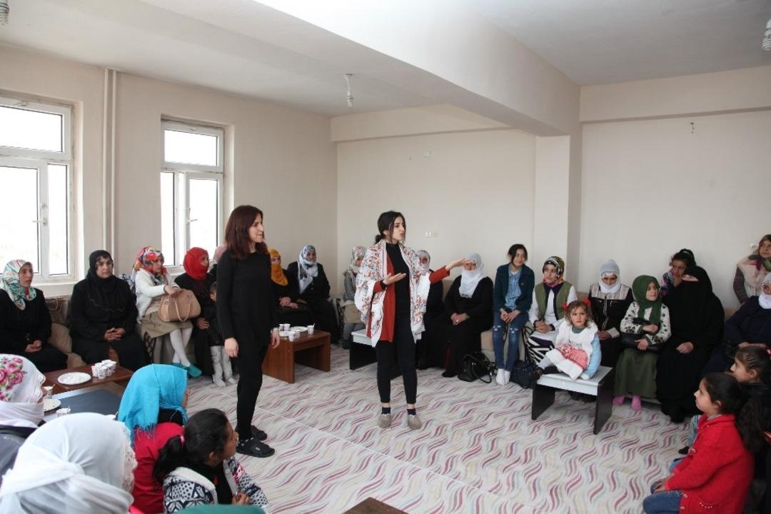 Yatılı okul &ouml;ğrencileri annelerini misafir ediyor