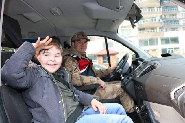Down sendromlu çocuklardan Jandarma ziyareti