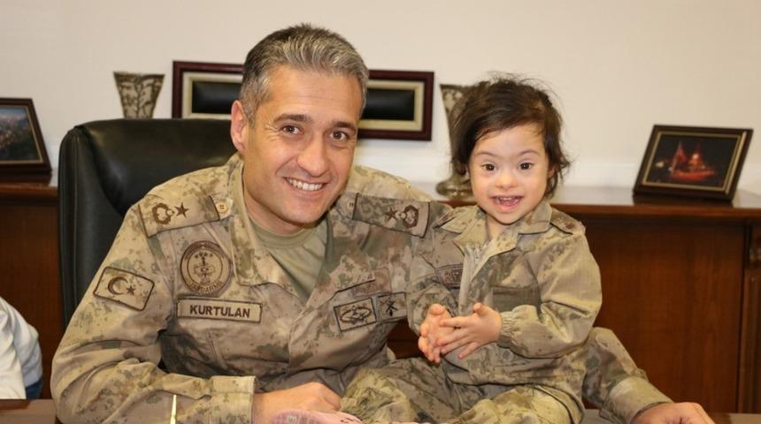 Down sendromlu &ccedil;ocuklardan Jandarma ziyareti