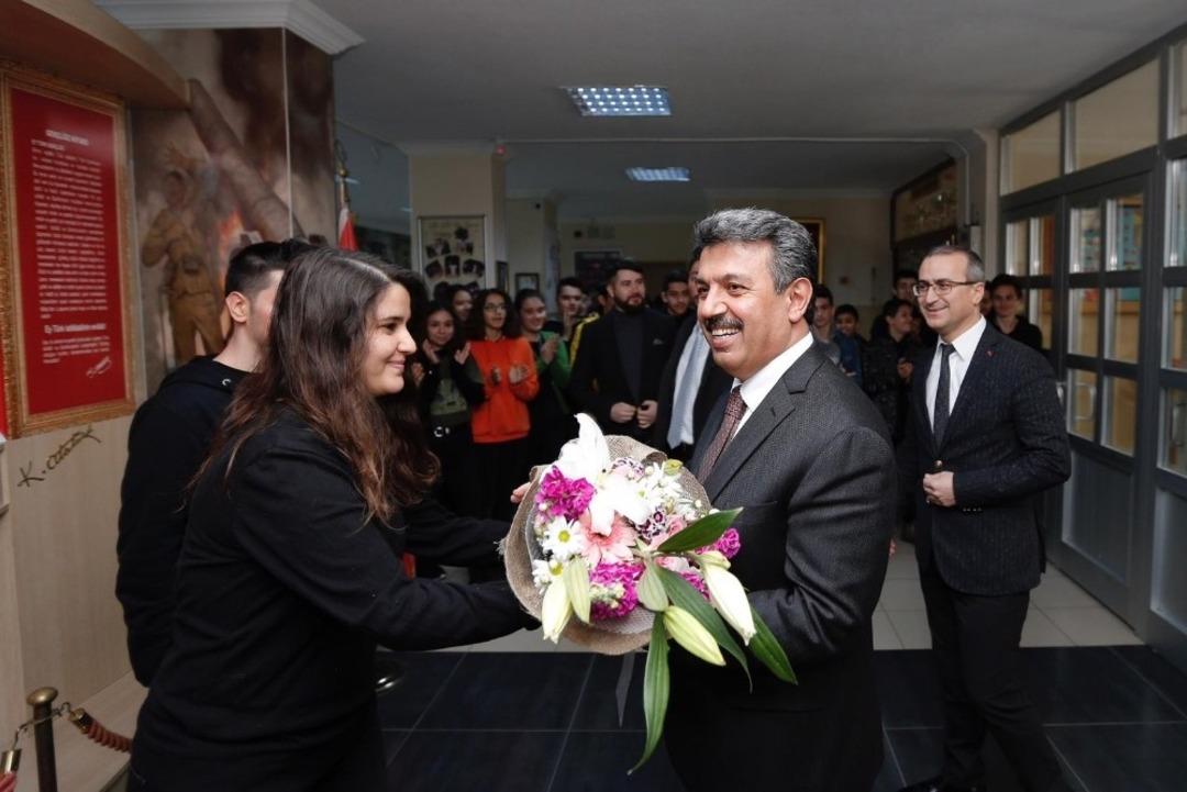 K&uuml;&ccedil;&uuml;k&ccedil;ekmeceli &ouml;ğrencilerin kokpit heyecanı