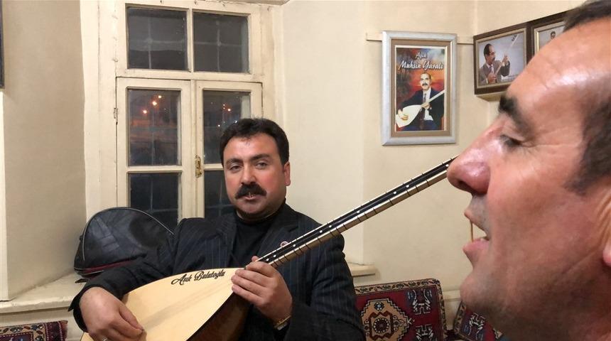 Aşıklardan 'Leb Değmez' atışması