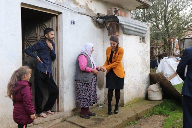 Kadın kaymakam vatandaşın yanında